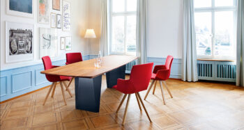 Tisch Onda und Stuhl Yara von Girsberger