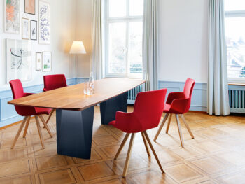 Tisch Onda und Stuhl Yara von Girsberger