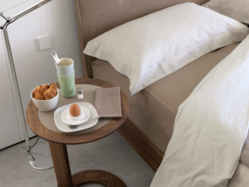 team 7 Beistelltisch Loup am Bett mit Frühstück