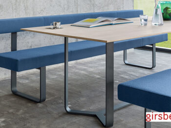 Girsberger Sitzbank Permesso blau mit Esstisch
