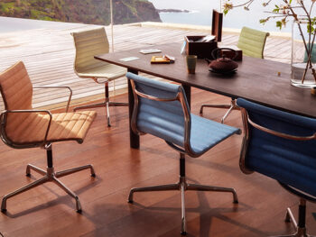 Vitra Aluminium Chair EA 104 Polster blau Gestell schwarz