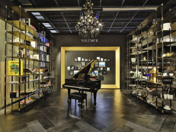TRack Regalsystem von Form Exclusiv in Klavierzimmer