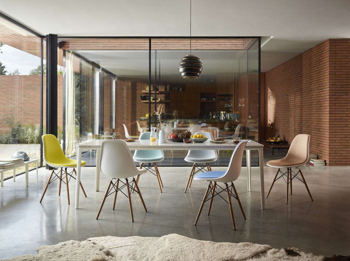 Plate Dining Table in einem Esszimmer mit Deko und Eames Plastic Chair