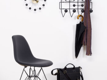 Vitra Garderobe Hang it all special edition mit ball clock und eames plastic chair