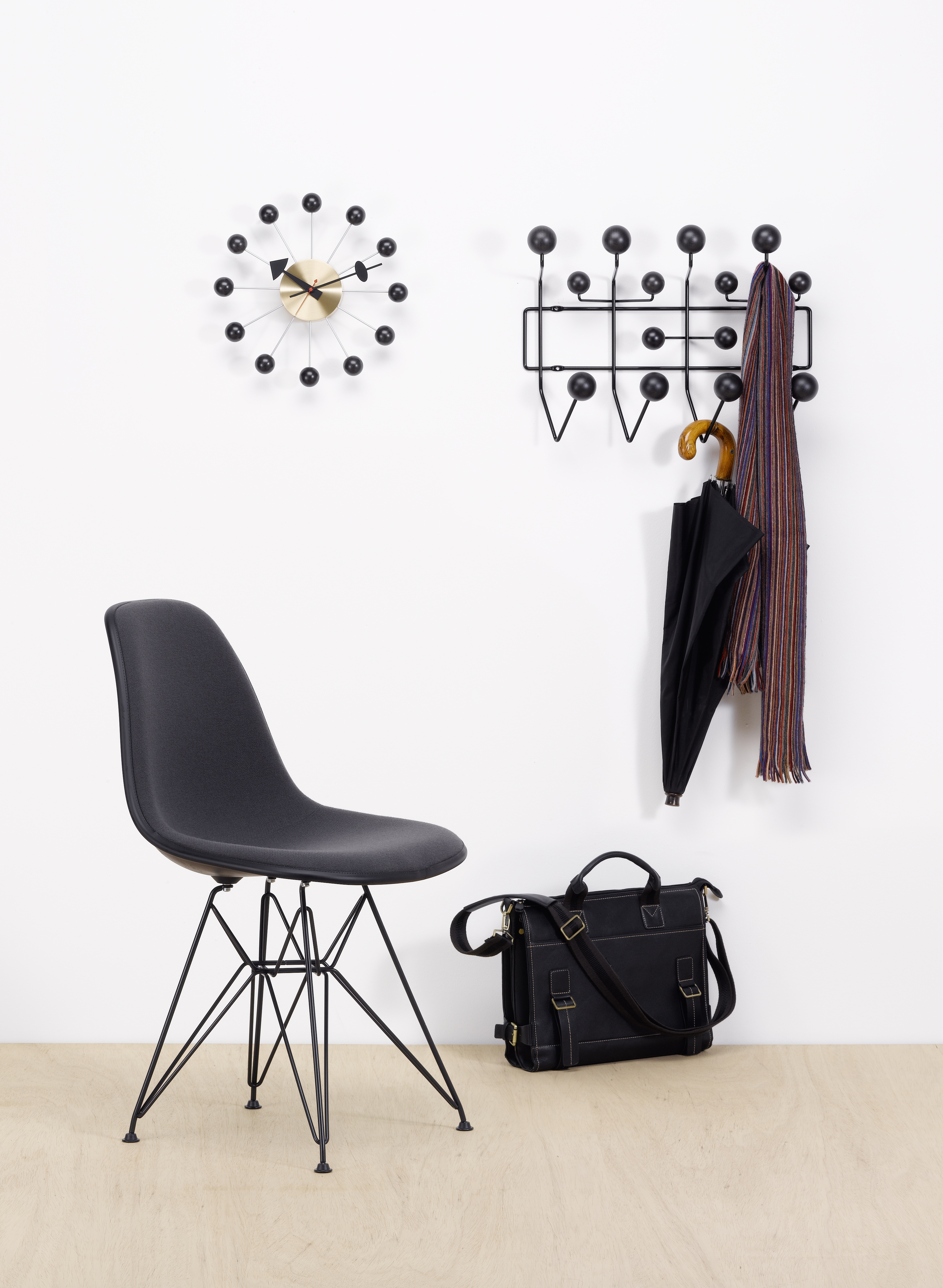 Vitra Garderobe Hang it all special edition mit ball clock und eames plastic chair