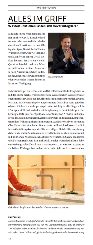 Eine Zeitschriftenseite mit einem Artikel über die Funktionen des Quooker-Wasserhahns in Küchenarmaturen, auf der ein Mann im Anzug zu sehen ist, der beim Sprechen gestikuliert, ergänzt durch Text und ein Zitat aus der Rubrik Expertentipp.