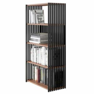 Ein hohes Bücherregal mit Holzböden und schwarzen vertikalen Latten, gefüllt mit verschiedenen Büchern, die sowohl vertikal als auch horizontal angeordnet sind - perfekt für Ihr Homeoffice und ideal, um schön zu wohnen und besser zu arbeiten zu verbinden.