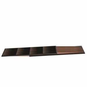 Ein Set aus braun und schwarz gestreiften Essstäbchen, die in einem parallelen Muster auf weißem Hintergrund angeordnet sind - perfekt für alle, die schön wohnen oder im Homeoffice besser arbeiten wollen.