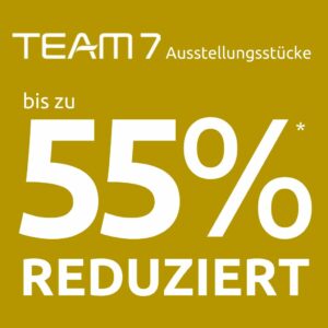 Der Text auf senfgelbem Hintergrund lautet: TEAM 7 Ausstellungsstücke bis zu 55%* reduziert - entdecken Sie nachhaltiges Design und sichern Sie sich Ihr Schnäppchen!.