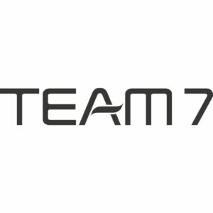Das Bild zeigt das Wort TEAM 7 in einer modernen, stilisierten schwarzen Schrift auf weißem Hintergrund, die nachhaltiges Design widerspiegelt.