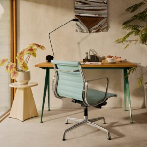 Ein modernes Homeoffice mit einem hellblauen Drehstuhl, einem Holzschreibtisch, Topfpflanzen, einer Lampe und verschiedenen Gegenständen vor einer beigen Wand mit abstrakter Kunst - perfekt für besser arbeiten und schön wohnen.
