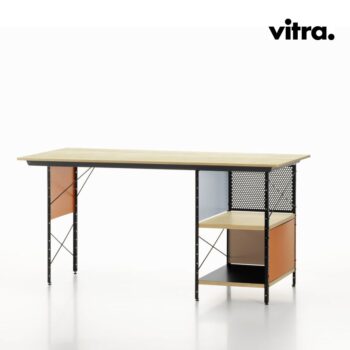 Ein moderner Schreibtisch von Vitra mit einer Tischplatte aus hellem Holz, einem schwarzen Metallgestell und farbigen Seitenwänden, der auf der rechten Seite über offene Ablageflächen verfügt – ganz im Stil des legendären Eames Desk Unit. Das Vitra-Logo ist in der rechten oberen Ecke zu sehen.