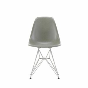 Grauer Kunststoffstuhl im Mid-Century-Modern-Design, der an den legendären Eames Fiberglass Chair erinnert, mit einer glatten Sitzfläche und einem Metalldrahtgestell, von vorne vor weißem Hintergrund betrachtet.