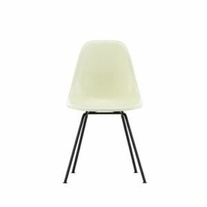 Vor einem schlichten weißen Hintergrund ist ein weißer Kunststoffformstuhl mit geschwungener Rückenlehne und Sitzfläche zu sehen, der auf vier schwarzen Metallbeinen ruht und an den legendären Eames Fiberglass Chair erinnert, der häufig in den „Back to School“-Kollektionen von Vitra zu finden ist.