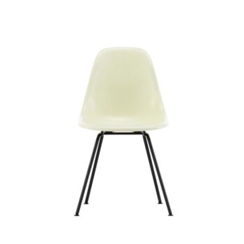 Vor einem schlichten weißen Hintergrund ist ein weißer Kunststoffformstuhl mit geschwungener Rückenlehne und Sitzfläche zu sehen, der auf vier schwarzen Metallbeinen ruht und an den legendären Eames Fiberglass Chair erinnert, der häufig in den „Back to School“-Kollektionen von Vitra zu finden ist.