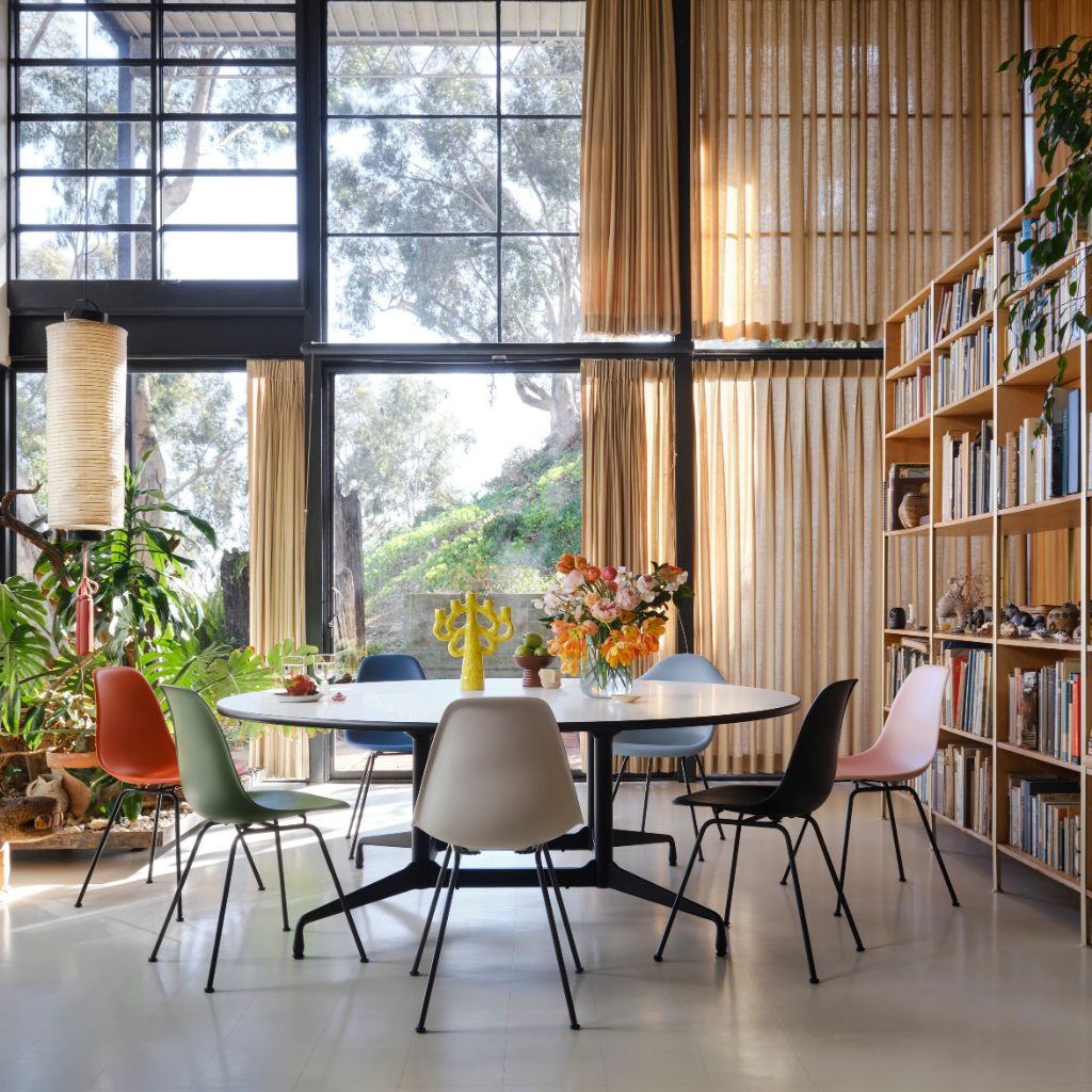 Vitra Eames Side Chair DSX https://www.moebelbraum.de/uploads/blog_moebel-braum-bad-homburg_vitra_eames_fiberglass_side_chair_dsx_stuhlgruppe_runder_tisch.jpg