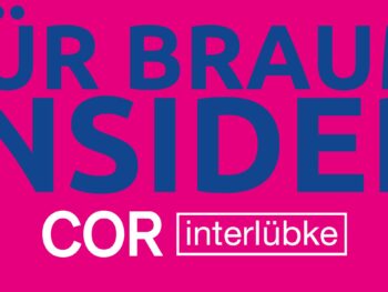 Blauer Text FÜR BRAUM INSIDER auf rosafarbenem Hintergrund, mit COR in weißer Schrift und interlübke in weißer Schrift auf einem rosafarbenen Rechteck am unteren Rand - so werden die Premiummarken bei Möbel Braum hervorgehoben.