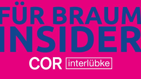 Blauer Text FÜR BRAUM INSIDER auf rosafarbenem Hintergrund, mit COR in weißer Schrift und interlübke in weißer Schrift auf einem rosafarbenen Rechteck am unteren Rand - so werden die Premiummarken bei Möbel Braum hervorgehoben.