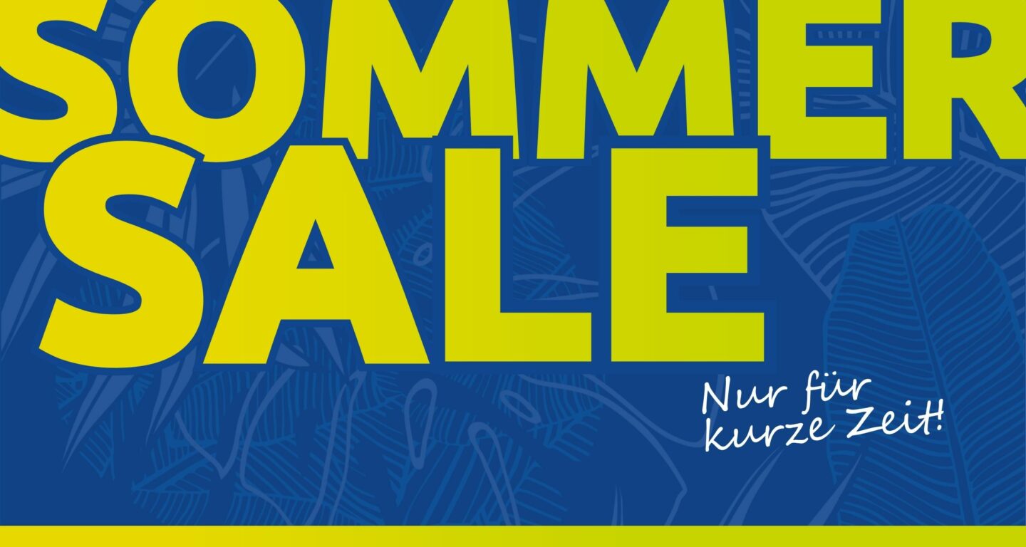 In großen gelben Buchstaben auf blauem Hintergrund steht „SOMMER SALE“. In der Ecke ist in kleinerer weißer Schrift „Nur für kurze Zeit!“ zu lesen. Dezente Blattmuster und Anklänge an Designmöbel verleihen der Szene eine frische, moderne Atmosphäre.