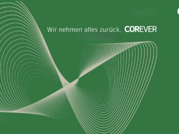 Grüner Hintergrund mit weißen abstrakten geschwungenen Linien; Der deutsche Text lautet: Wir nehmen alles zurück. Automatisch gespeicherter Entwurf. COREVER. und COR erscheinen in der oberen rechten Ecke.