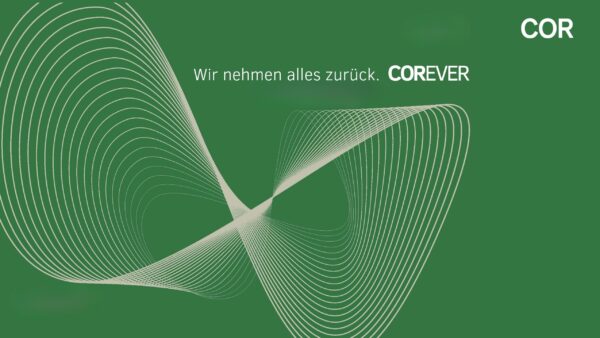 Grüner Hintergrund mit weißen abstrakten geschwungenen Linien; Der deutsche Text lautet: Wir nehmen alles zurück. Automatisch gespeicherter Entwurf. COREVER. und COR erscheinen in der oberen rechten Ecke.