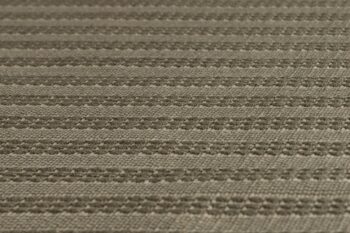 Nahaufnahme des Hedera Outdoor-Teppichs von Molteni&C. Er zeigt ein strukturiertes Gewebe mit horizontalen, gleichmäßig verteilten gewebten Linien in Braun- und Beige-Tönen.