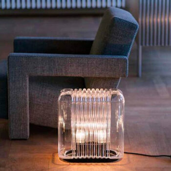 Cassina Lari Lampe mit Cassina 637 Utrecht Armchair