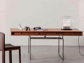 Cassina Lari Lampe vauf Schreibtisch
