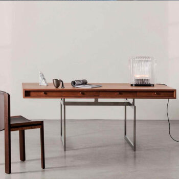 Cassina Lari Lampe vauf Schreibtisch