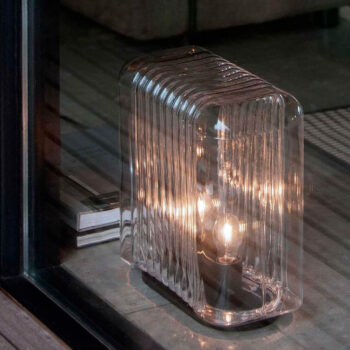 Cassina Lari Lampe vor Fenster