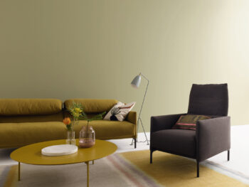 Sofa Avalanche mit Couchtisch Sting in senfgelb / gold von COR