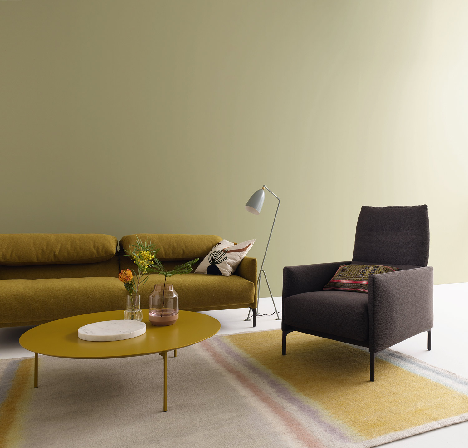 Sofa Avalanche mit Couchtisch Sting in senfgelb / gold von COR