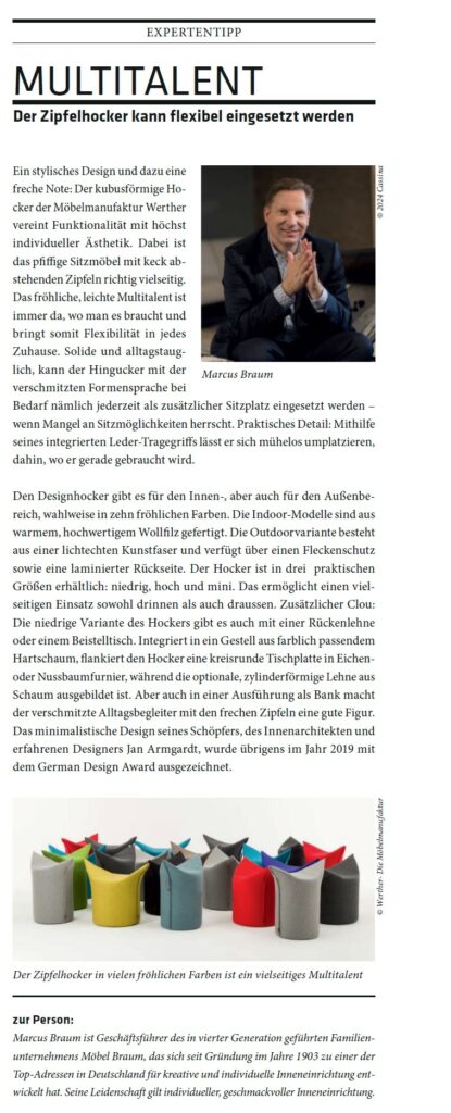 Magazinartikel über den vielseitigen Zipfelhocker von Werther Design mit einem Foto von Marcus Broom, der auf dem Hocker sitzt, und einem Text, der die flexiblen Einsatzmöglichkeiten des Hockers in verschiedenen Umgebungen beschreibt.