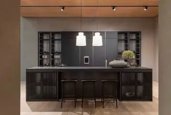 Molteni Abverkauf, Outlet, Angebot: Moderne Küche mit schwarzer Insel, drei Hockern, eingebauten Regalen, zwei Pendelleuchten, minimalistischem Dekor und eleganten Küchengeräten aus der Kollektion Ratio Essenza Küche von Molteni&C.
