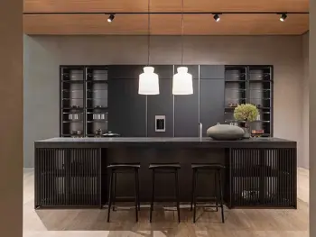 Molteni Abverkauf, Outlet, Angebot: Moderne Küche mit schwarzer Insel, drei Hockern, eingebauten Regalen, zwei Pendelleuchten, minimalistischem Dekor und eleganten Küchengeräten aus der Kollektion Ratio Essenza Küche von Molteni&C.