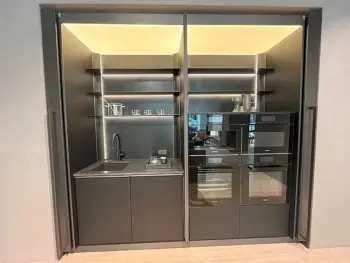 Molteni Abverkauf, Outlet, Angebot: Kompakte, moderne Ratio Essenza Küche von Molteni&C mit eingebauter Spüle, Herd, offenem Regal und integrierten Küchengeräten, alles in einer eingelassenen Nische mit Oberlicht.