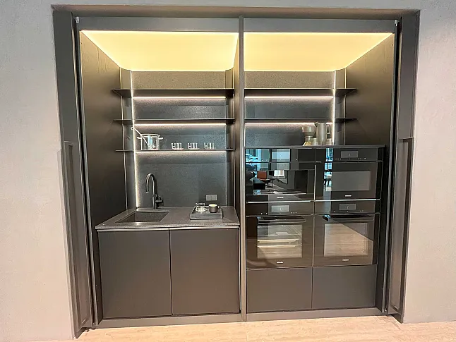 Kompakte, moderne Ratio Essenza Küche von Molteni&C mit eingebauter Spüle, Herd, offenem Regal und integrierten Küchengeräten, alles in einer eingelassenen Nische mit Oberlicht.