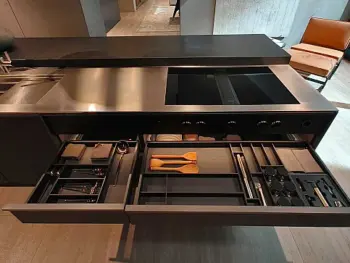 Molteni Abverkauf, Outlet, Angebot: Moderne Küche mit einer Molteni&C Ratio Essenza Küche, die ein offenes Schubladensystem unter einer eleganten Arbeitsplatte aufweist, auf der Küchengeräte und Kochutensilien organisiert sind.