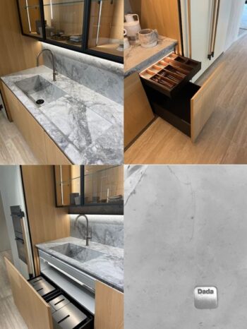 Molteni Abverkauf, Outlet, Angebot: Moderne Küche mit Marmorarbeitsplatten und -rückwand, Metallarmatur, organisierter Utensilienschub, großer ausziehbarer Stauraum und eine Nahaufnahme des Metalllogos von Dada by Molteni&C auf der Marmoroberfläche.