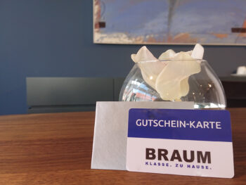 Geschenkkarte von Möbel Braum vor Gemälde