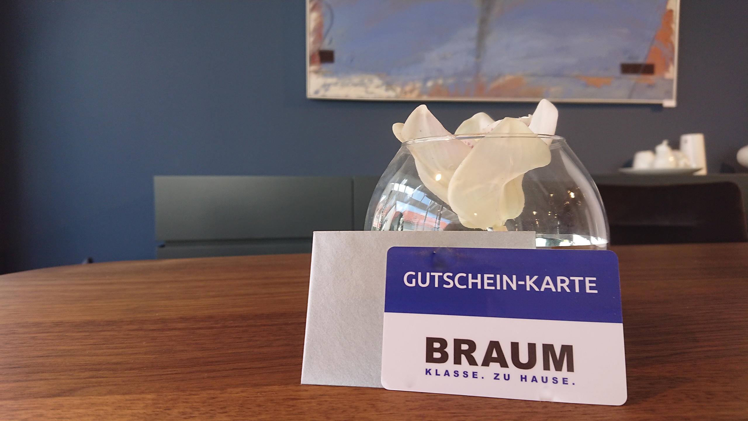 Geschenkkarte von Möbel Braum vor Gemälde