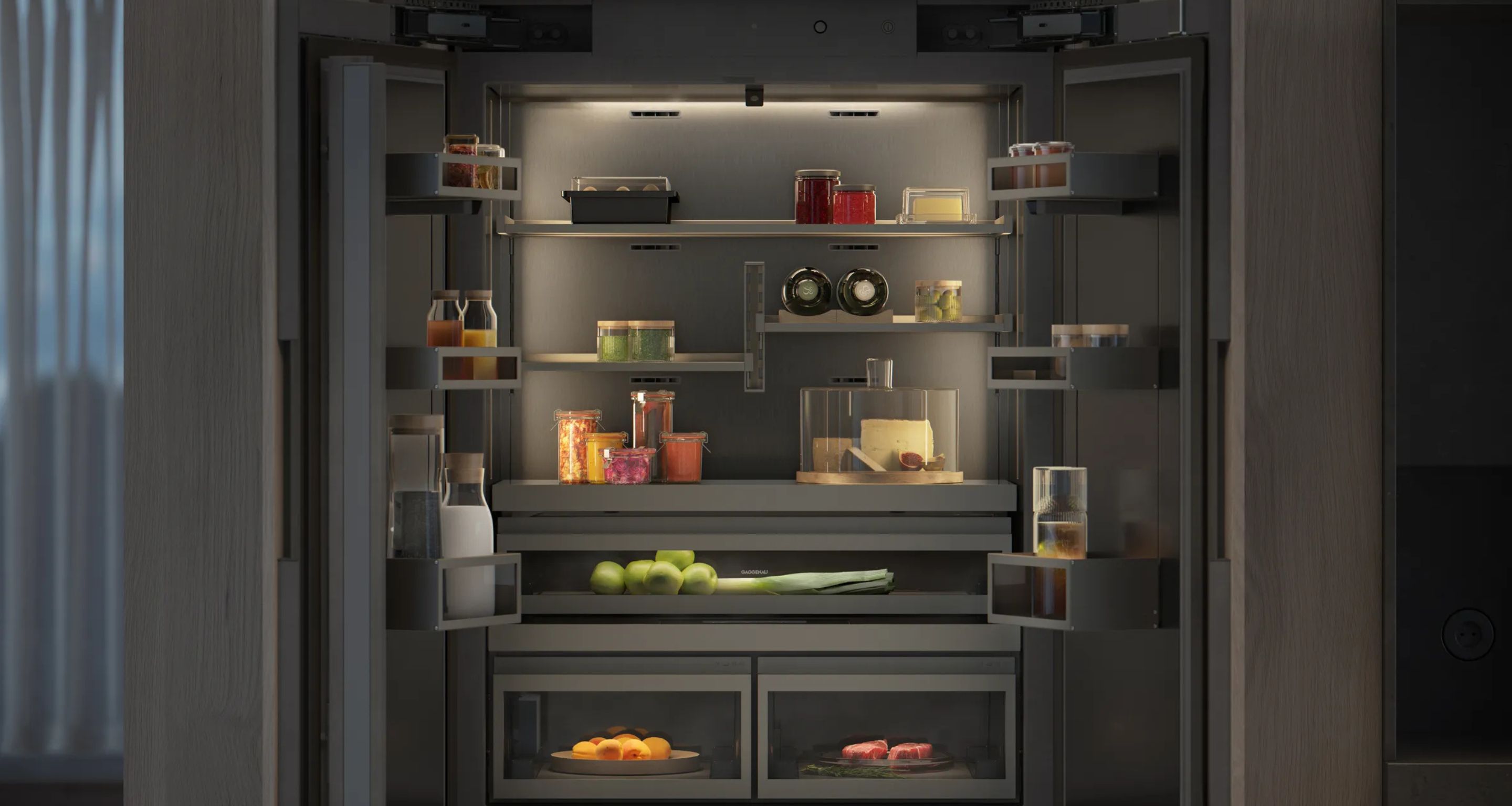 Ein offener Kühlschrank mit ordentlich angeordneten Flaschen, Gläsern, Obst, Gemüse, Eiern und Getränken auf Regalen und in Schubladen. Ein offener Kühlschrank mit ordentlich angeordneten Flaschen, Gläsern, Obst, Gemüse, Eiern und Getränken auf Regalen und in Schubladen.