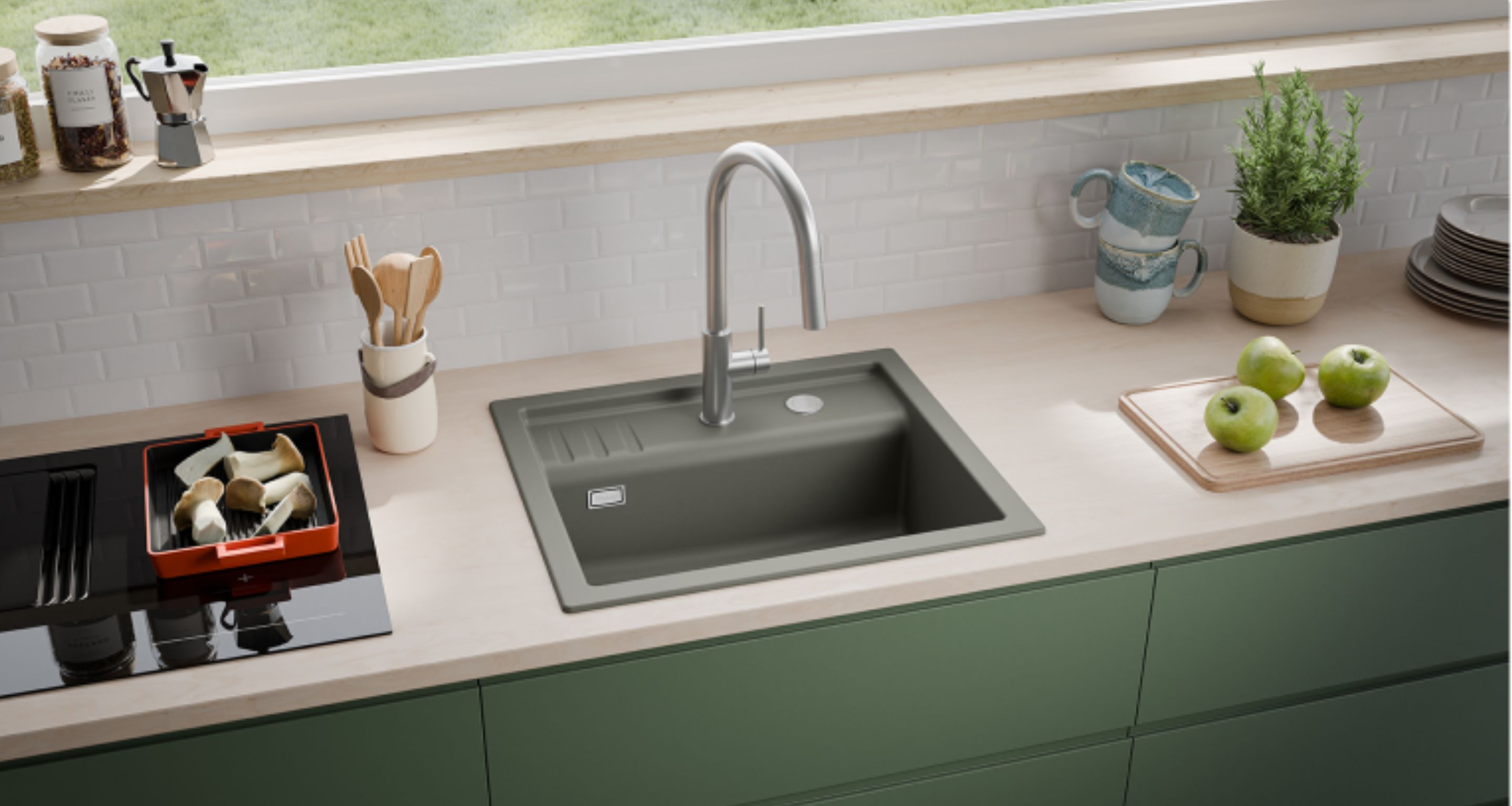 Eine moderne Küchenarbeitsplatte mit einer grauen, quadratischen Spüle, einem hohen Wasserhahn, grünen Schränken, Utensilien, Äpfeln, Tassen und Pflanzen, vor einem Fenster mit Blick auf das Gras draußen. Eine moderne Küchenarbeitsplatte mit einer grauen, quadratischen Spüle, einem hohen Wasserhahn, grünen Schränken, Utensilien, Äpfeln, Tassen und Pflanzen, vor einem Fenster mit Blick auf das Gras draußen.