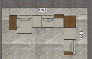 Draufsicht auf das Marteen Sofa, ein Designersofa von Molteni&C, das in L-Form mit zwei braunen Beistelltischen auf einem gemusterten Fliesenboden steht. Die Abmessungen sind mit 539,8 und 336,3 angegeben.