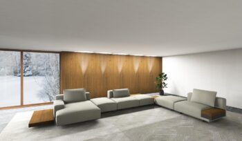 Modernes Wohnzimmer mit einem Molteni-Sofa, hölzernen Akzenten, einer Topfpflanze, einem großen Teppich, einer holzgetäfelten Wand und bodentiefen Fenstern mit Blick auf eine verschneite Außenlandschaft.