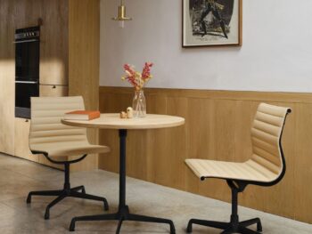 Vitra Aluminum Chair EA 104 Polster braun Gestell schwarz