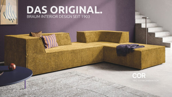 Modernes, senfgelbes Ecksofa mit violetten und gestreiften Zierkissen in einem minimalistischen Wohnzimmer mit violetten Wänden und einer Treppe – ein Beispiel für den unverwechselbaren Stil von Braum Interior Design, seit 1903.