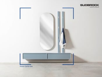 Die minimalistische Gestaltung des Eingangsbereichs von Möbelhaus Bad Homburg umfasst einen an der Wand befestigten ovalen Spiegel, vertikale Kleiderhaken mit einem Hemd sowie einen schwebenden Schrank. Oben rechts ist das Sudbrock-Logo zu sehen.