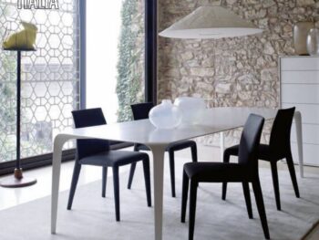 B&B Italia Stuhl Vol Au Vent am Esstisch