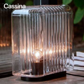 Cassina Lari Lampe mit Büchern
